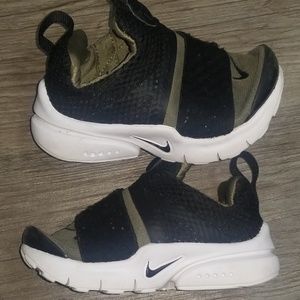 boys nike slip on tennis shoes